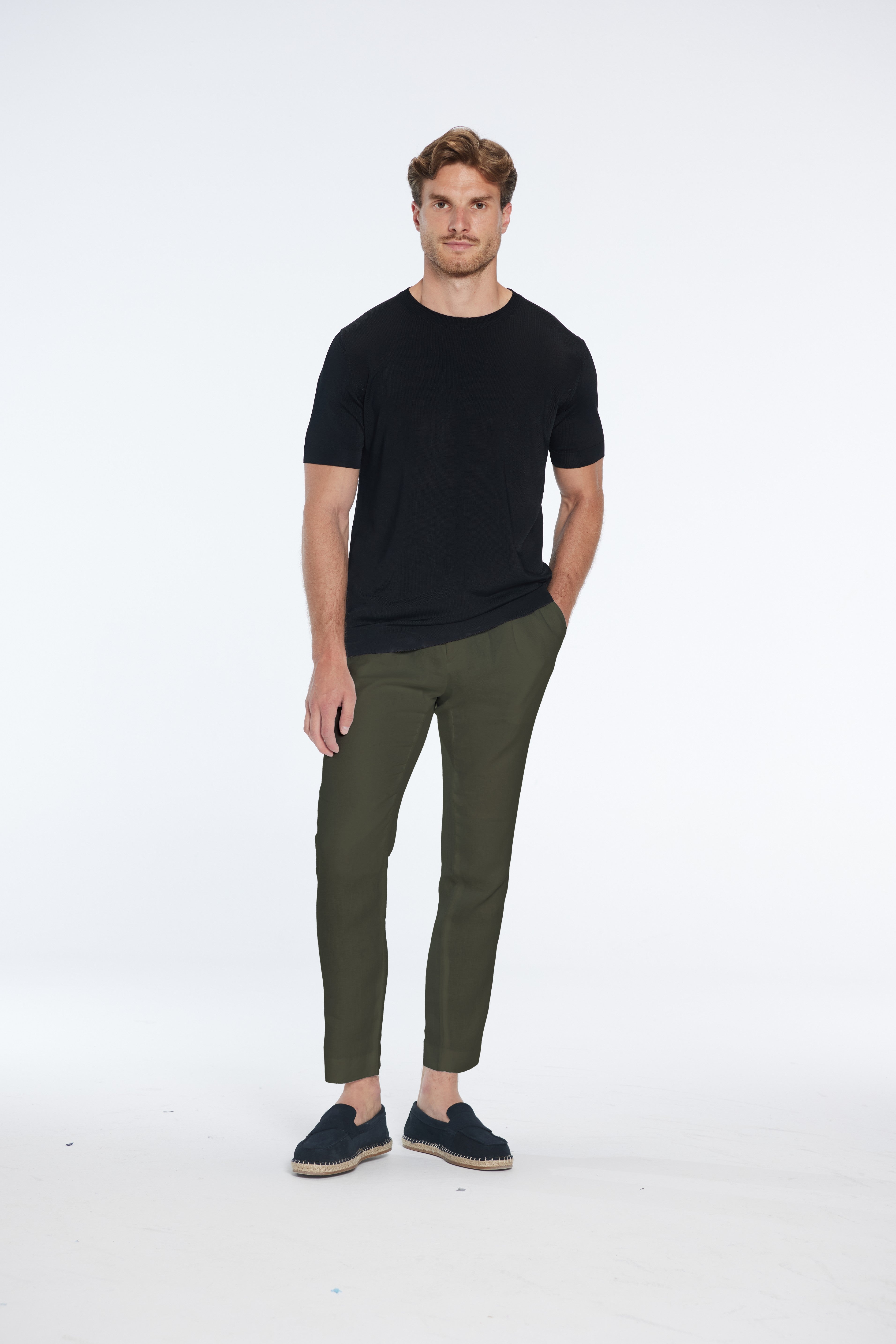 Enzo Army Green Linen Straight-Leg Pants | Moeva | Men Pants | Each week unveils new pieces—luxury swimwear, fluid resort silhouettes, and elevated summer-to-evening essentials designed to carry you from coastal escapes to city nights.