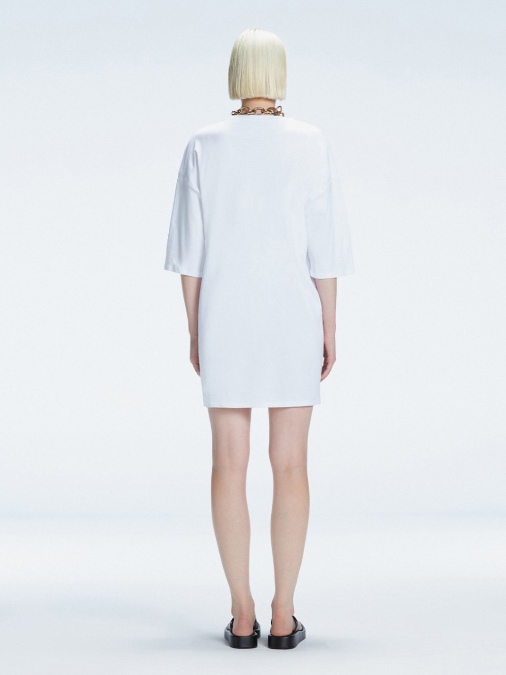 Lavinia Accessorised Cotton Maxi T-Sirt | Moeva | Beachwear Dresses | Each week unveils new pieces—luxury swimwear, fluid resort silhouettes, and elevated summer-to-evening essentials designed to carry you from coastal escapes to city nights.