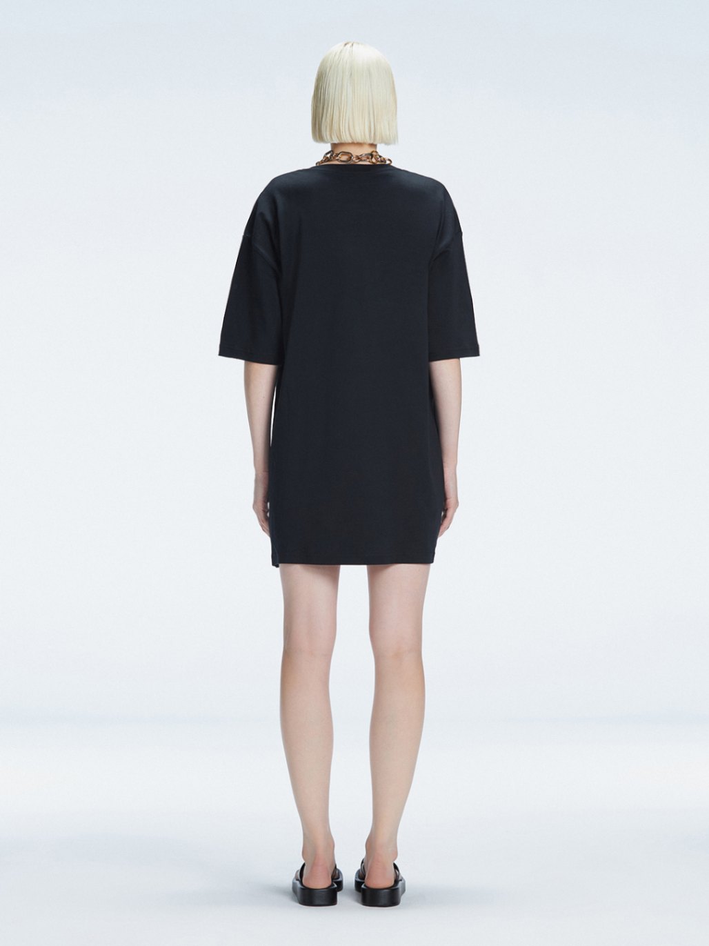 Lavinia Accessorised Cotton Maxi T-Shirt | Moeva | Beachwear Dresses | Each week unveils new pieces—luxury swimwear, fluid resort silhouettes, and elevated summer-to-evening essentials designed to carry you from coastal escapes to city nights.