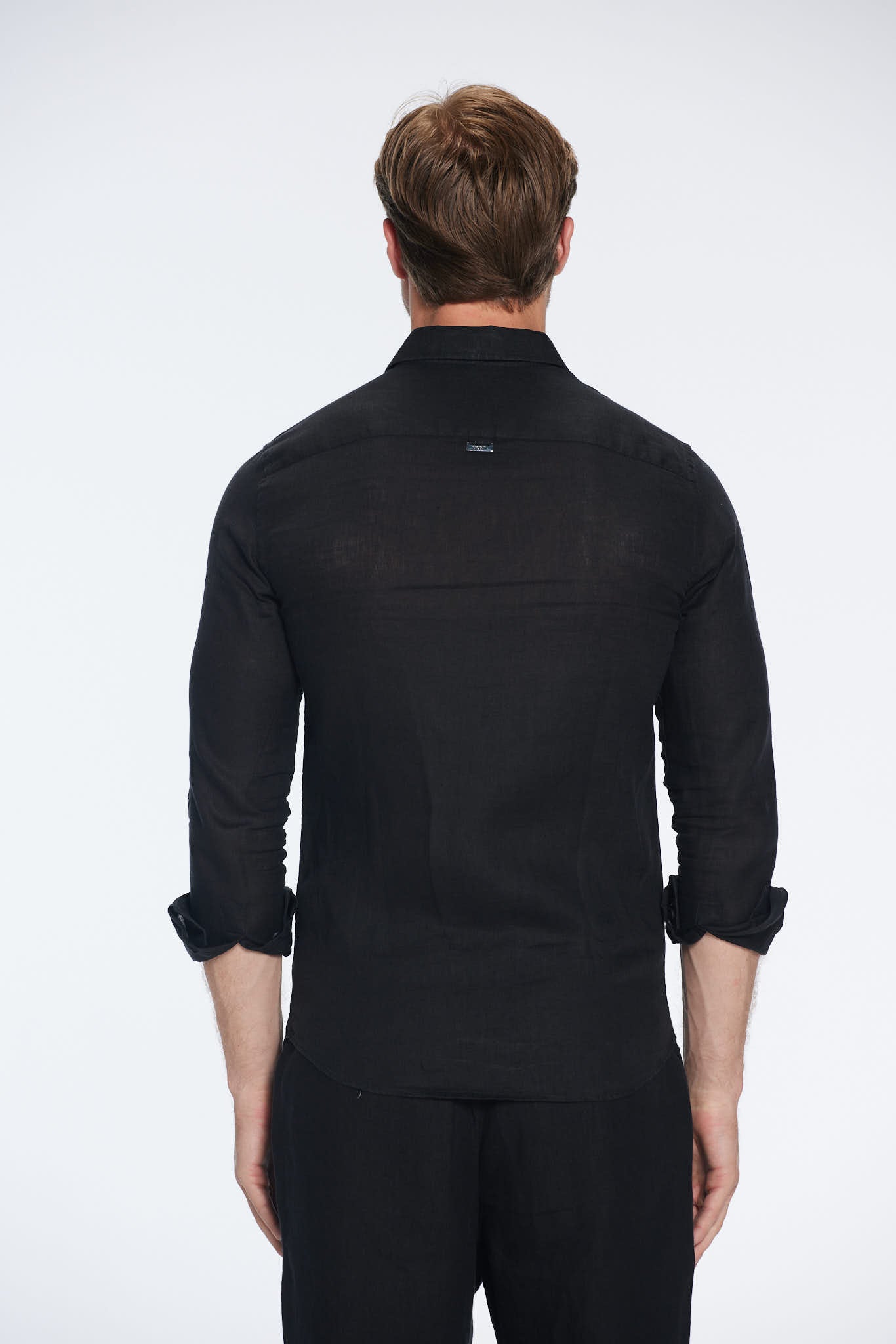 James Black Linen Slim-Fit Shirt | Moeva | Men Classic Collar Shirts | Each week unveils new pieces—luxury swimwear, fluid resort silhouettes, and elevated summer-to-evening essentials designed to carry you from coastal escapes to city nights.