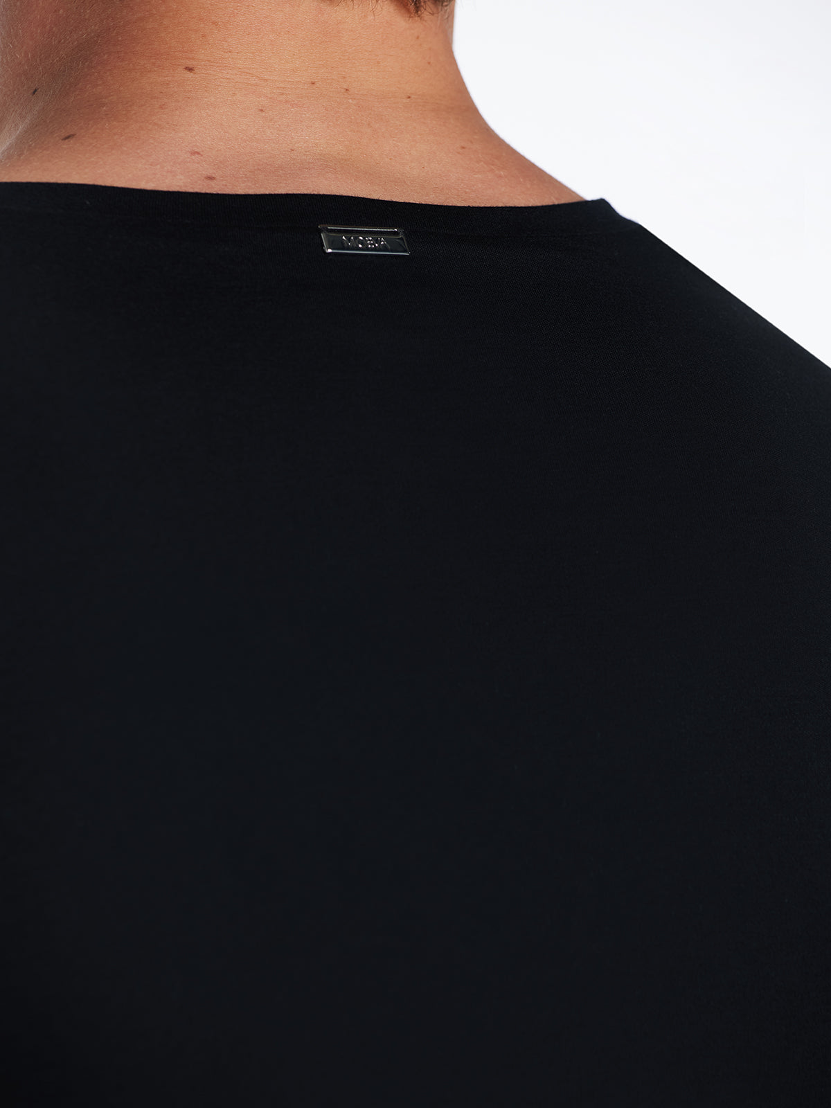 Rex Black V-Neck Cotton T-Shirt | Moeva | T-Shirt | Each week unveils new pieces—luxury swimwear, fluid resort silhouettes, and elevated summer-to-evening essentials designed to carry you from coastal escapes to city nights.