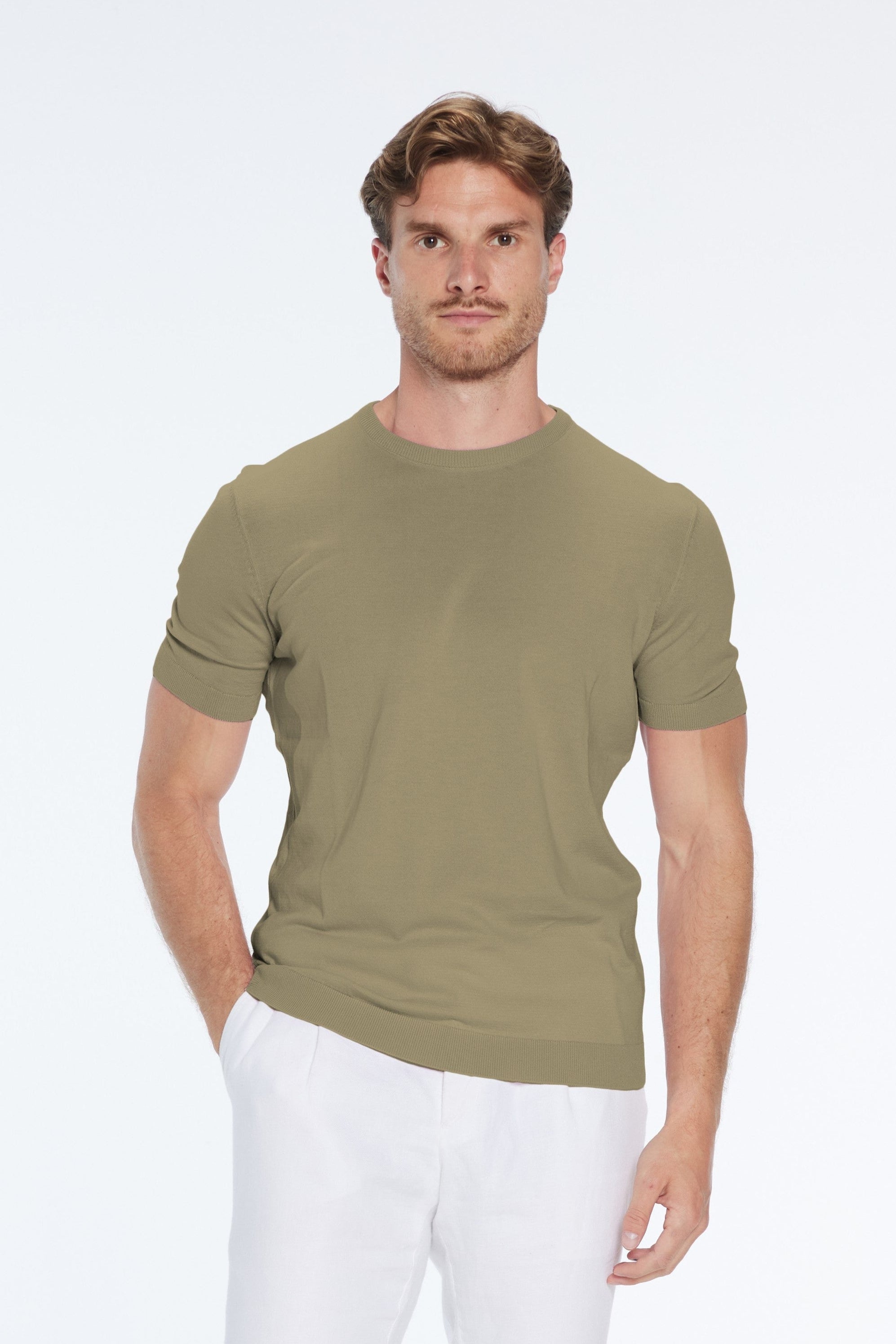 Baron Green Round-Neck Cotton T-Shirt | Moeva | T-Shirt | Each week unveils new pieces—luxury swimwear, fluid resort silhouettes, and elevated summer-to-evening essentials designed to carry you from coastal escapes to city nights.
