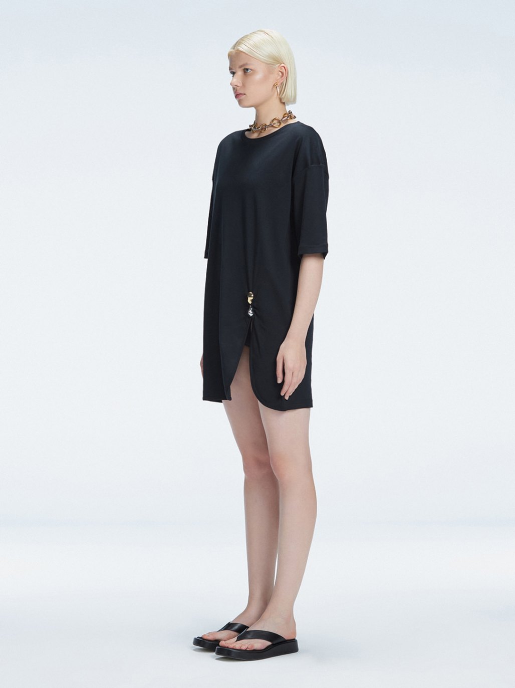 Lavinia Accessorised Cotton Maxi Black T-Shirt | Moeva | T-Shirt | Each week unveils new pieces—luxury swimwear, fluid resort silhouettes, and elevated summer-to-evening essentials designed to carry you from coastal escapes to city nights.